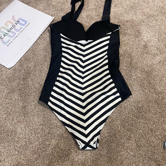 Cupshe Black One-Piece Swimsuit with Chevron Stripe Panel large Barbie - Picture 9 of 10